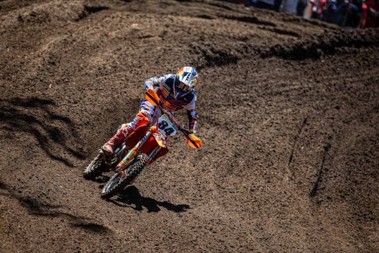 Jeffrey Herlings domina la penúltima cita del ACU Británico - Schoolhouse