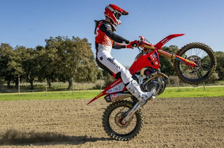 La nueva Honda CRF450R 2025, a prueba -vídeo-