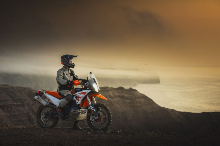 Decidida a mantener su trono, nueva KTM 890 Adventure R 2025