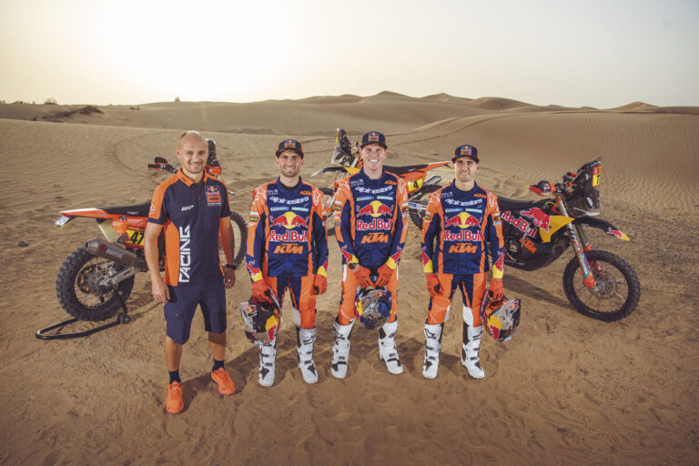 KTM Factory con los hermanos Benavides y Daniel Sanders a por el Dakar 2025