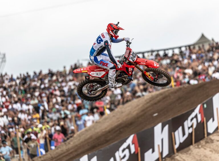 Tim Gajser en acción en la segunda manga del MXGP de Argentina -vídeo-