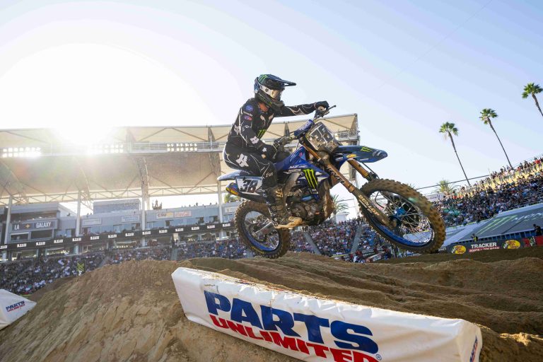 SMX: Deegan marca el ritmo en los libres del viernes con Prado en el Top 3