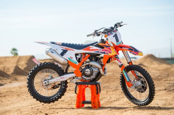 2018-KTM-450-SX-F-Factory-Edition-First-Look-001