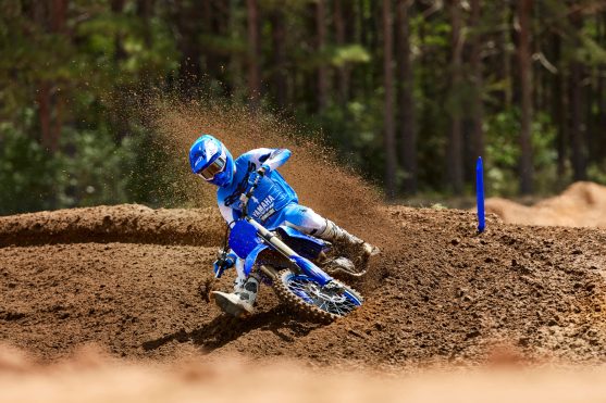 2027-Yamaha-YZ450F-EU-Icon_Blue-Action-002-03