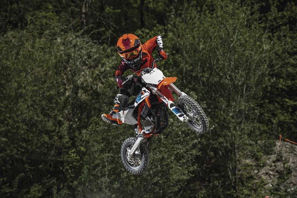 02-Action-KTM-SX-E-5-MY2020